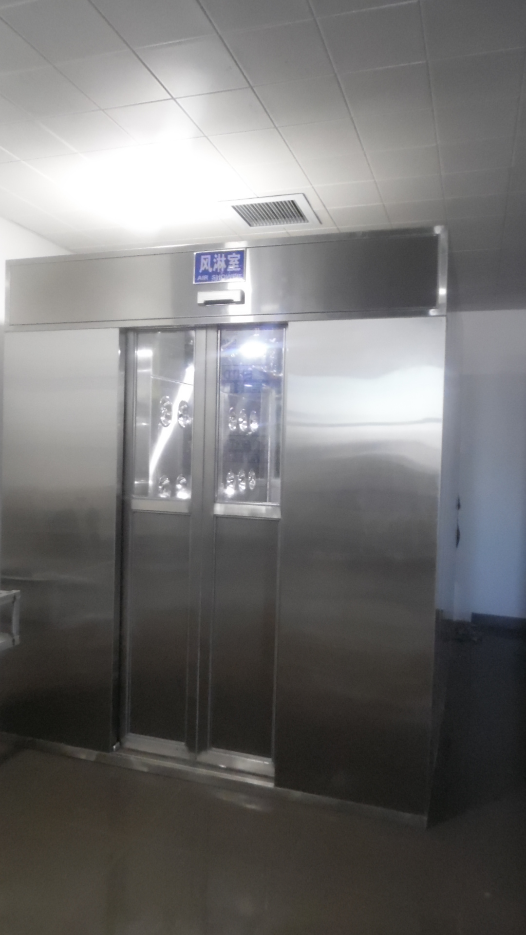 不銹鋼風淋室為何在行業(yè)內(nèi)有著廣泛的應(yīng)用