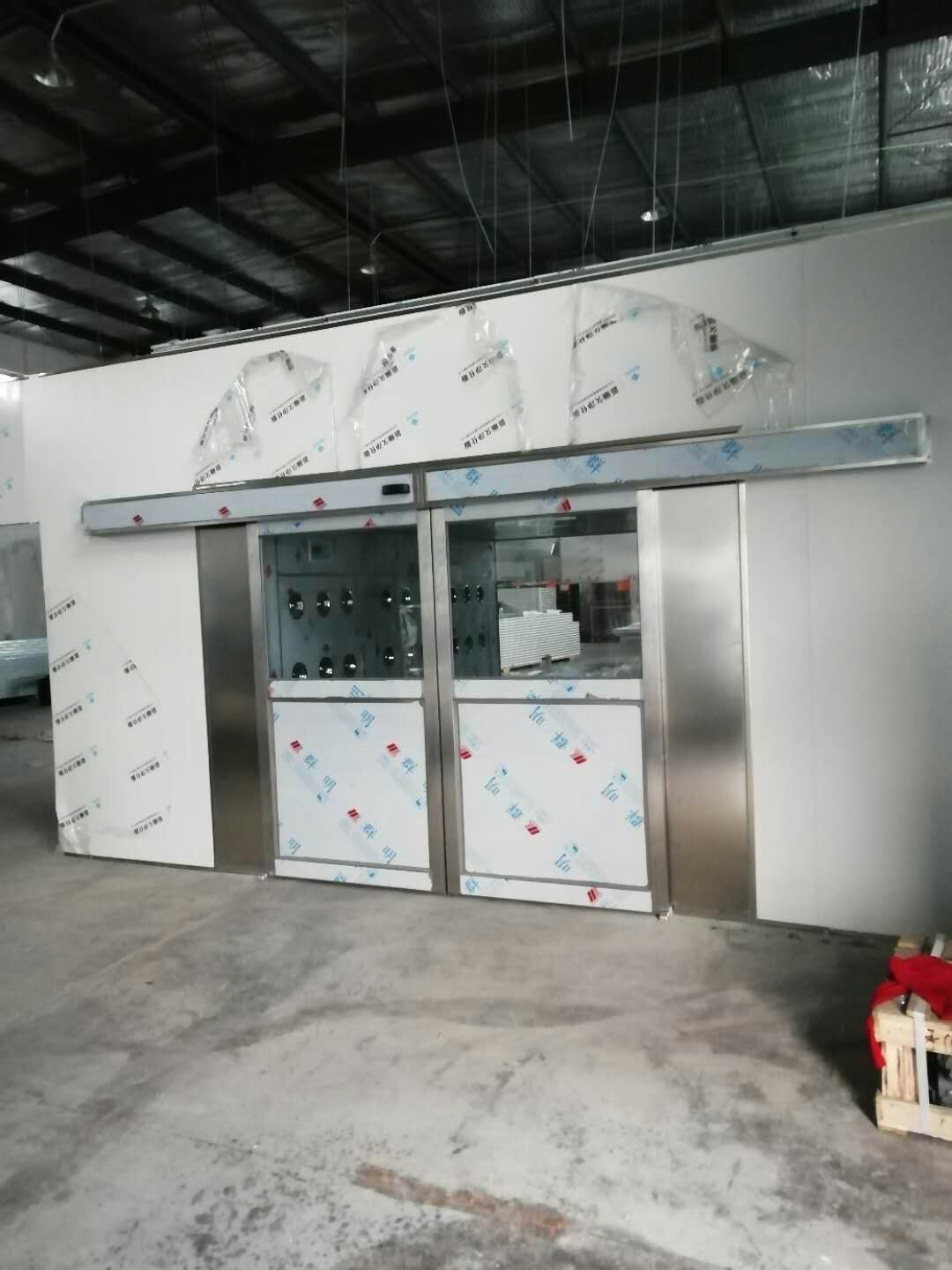 通過風淋室進入無塵車間應(yīng)注意哪些問題